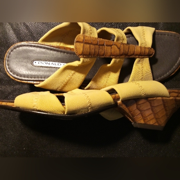 Donald J. Pliner - NWT- Open Toe Wedge, 3 Fabric Straps For Comfort, Size 7... - Picture 11 of 12